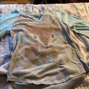 This is a cute 3/4 sleeve shirt with a fox on it